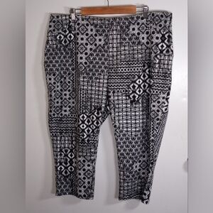 Terra & Sky Black and White Capri Pant. Bold Pattern Size 3X (24W/26W)